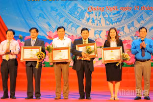 Trao Bằng khen của Chủ tịch Ủy ban nhân dân tỉnh Quảng Ngãi cho 4 lãnh đạo đơn vị, doanh nghiệp tiêu biểu.