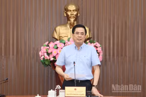 Đồng chí Nguyễn Hoàng Giang, Ủy viên Trung ương Đảng, Chủ tịch Ủy ban nhân dân tỉnh Quảng Ngãi phát biểu kết luận tại phiên họp.