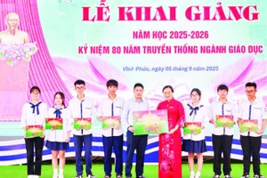 Trao tặng học bổng “Cùng em tiến bước” cho học sinh Trường THPT Trần Phú.