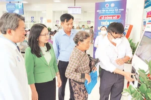 Hướng dẫn người bệnh làm thủ tục hồ sơ bệnh án điện tử tại Bệnh viện đa khoa Trà Vinh.