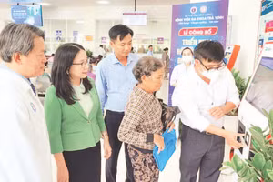 Hướng dẫn người bệnh làm thủ tục hồ sơ bệnh án điện tử tại Bệnh viện đa khoa Trà Vinh.