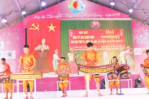 Trình diễn nhạc cụ truyền thống Khmer.