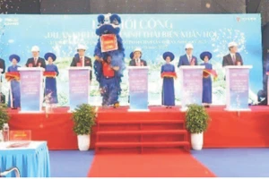 Đại diện lãnh đạo tỉnh Hà Tĩnh và chủ đầu tư thực hiện nghi lễ khởi công dự án.