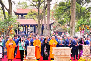 Các đại biểu và du khách thập phương dâng hương tại Chùa Côn Sơn nhân dịp Lễ hội mùa Xuân Côn Sơn-Kiếp Bạc năm 2025.