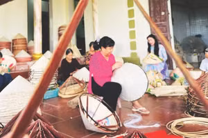 Người dân làng nghề Mão Cầu khâu nón thủ công.