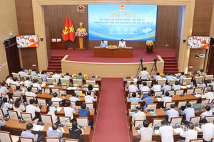 Quang cảnh hội nghị đối thoại giữa lãnh đạo tỉnh Quảng Ngãi với doanh nghiệp, nhà đầu tư trên địa bàn tỉnh về lĩnh vực đất đai.