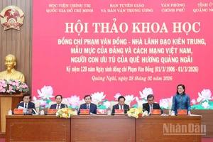 Các đồng chí: Trịnh Văn Quyết, Ủy viên Bộ Chính trị, Bí thư Trung ương Đảng, Trưởng Ban Tuyên giáo và Dân vận Trung ương; Đoàn Minh Huấn, Ủy viên Bộ Chính trị, Giám đốc Học viện Chính trị quốc gia Hồ Chí Minh; Bùi Thanh Sơn, Phó Thủ tướng Chính phủ cùng lãnh đạo các bộ, ngành Trung ương và tỉnh Quảng Ngãi chủ trì cuộc hội thảo.