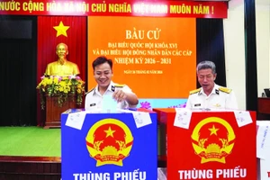 Thành phố Hồ Chí Minh có 4 khu vực tiến hành bỏ phiếu sớm. Ngày 26/2, cử tri vui vẻ tham gia bỏ phiếu bầu cử sớm ở Lữ đoàn 129 Hải quân. (Ảnh LÊ ĐÌNH THÌN)