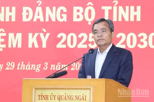 Đồng chí Hồ Văn Niên, Ủy viên Trung ương Đảng, Bí thư Tỉnh ủy Quảng Ngãi phát biểu tại hội nghị.