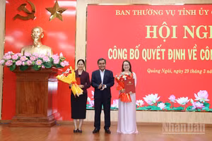 Đồng chí Hồ Văn Niên, Ủy viên Trung ương Đảng, Bí thư Tỉnh ủy Quảng Ngãi trao quyết định và tặng hoa chúc mừng đồng chí Hà Thị Anh Thư và Huỳnh Thị Ánh Sương.