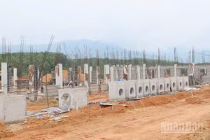 Đến cuối tháng 4 vừa qua, tại điểm trường Mô Rai, giá trị thi công chỉ đạt khoảng 25,5%. Đây là dự án chậm tiến độ nhất so với các dự án cùng khởi công trong đợt 1 vào giữa tháng 11/2025. 