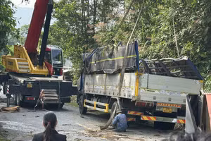 Lực lượng cứu hộ đưa xe tải bị nạn ra khỏi hiện trường để bảo đảm giao thông thông suốt trên đèo Vi-Ô-Lắc.