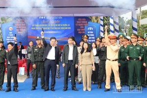 Đồng chí Nguyễn Hoàng Giang, Ủy viên Trung ương Đảng, Phó Bí thư Tỉnh ủy, Chủ tịch Ủy ban nhân dân tỉnh Quảng Ngãi cùng lãnh đạo Sở Xây dựng và Phòng Cảnh sát giao thông Công an tỉnh Quảng Ngãi bắn súng phát lệnh ra quân hưởng ứng Năm an toàn giao thông 2026.