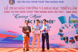 Trao giải Nhất cho tác giả Nguyễn Việt Hoàng với tác phẩm “Nhịp nối qua mây”.