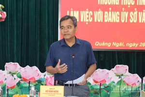 Đồng chí Hồ Văn Niên, Ủy viên Trung ương Đảng, Bí thư Tỉnh ủy Quảng Ngãi phát biểu kết luận buổi làm việc.