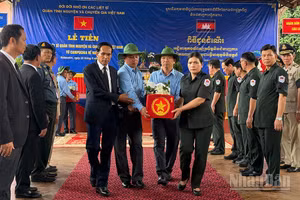 Phó Chủ tịch Thường trực Ủy ban nhân dân tỉnh Quảng Ngãi Y Ngọc cùng các đại biểu tiễn đưa các liệt sĩ về đất mẹ Việt Nam.