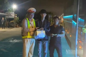 Lực lượng Cảnh sát giao thông Công an tỉnh Quảng Ngãi hỗ trợ tiền và đón xe đưa cháu Lương Lộc Quốc Huy trở về đoàn tụ với gia đình.