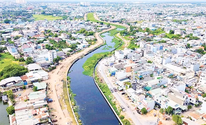 Dự án cải tạo và chỉnh trang tuyến kênh Tham Lương-Bến Cát-rạch Nước Lên dài 64 km đang thi công và dự kiến hoàn thành trong năm nay.