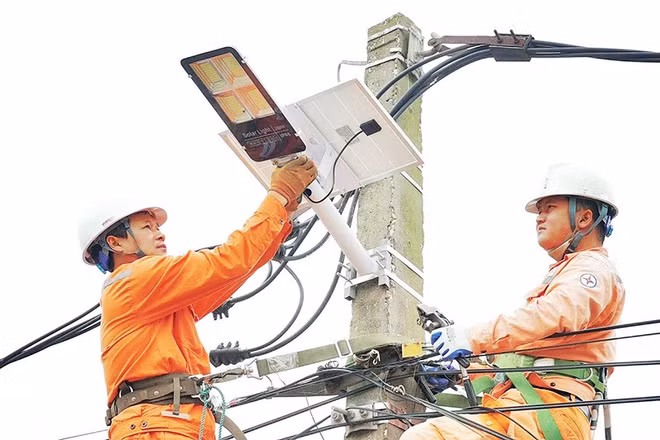 Lắp đặt đèn chiếu sáng bằng năng lượng mặt trời tại xã Nam Thanh Miện.