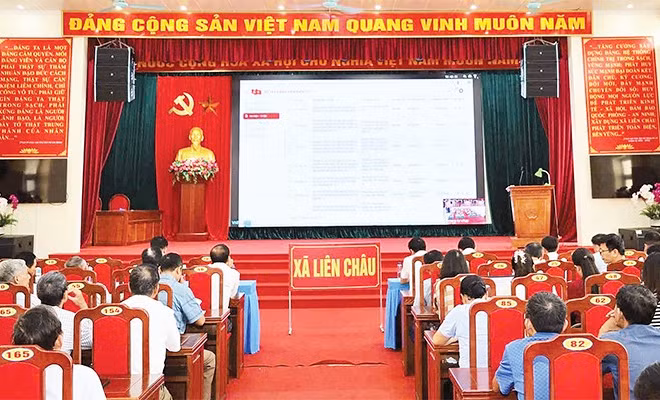 Cán bộ, đảng viên xã Liên Châu tập huấn sử dụng sổ tay đảng viên điện tử.