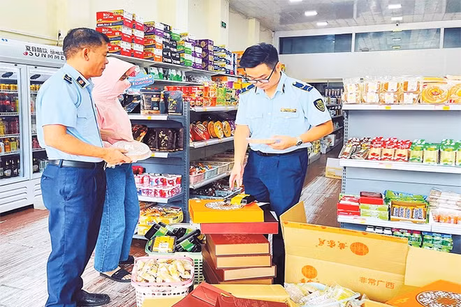 Lực lượng quản lý thị trường Quảng Ninh kiểm tra hộ kinh doanh ở phường Móng Cái 2.