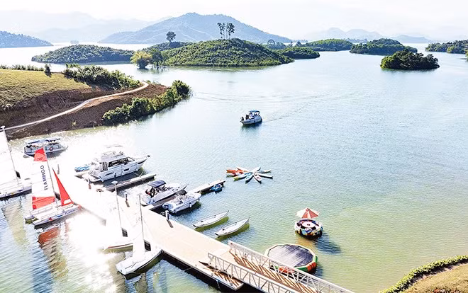 Bến du thuyền tại Flamingo Maison 108 đưa du khách trải nghiệm trên hồ, mở ra các hoạt động du ngoạn và khám phá cảnh quan hồ Núi Cốc.