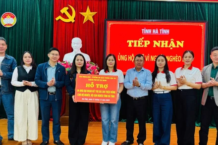 Các thành viên đoàn công tác trao quà hỗ trợ cho các gia đình khó khăn ở Hà Tĩnh.