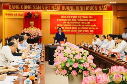 Đồng chí Phạm Thị Thanh Trà cũng đề nghị tỉnh Hà Tĩnh tiếp tục rà soát, đánh giá, kiểm điểm, xem xét một cách căn cơ, kỹ lưỡng, đồng bộ, toàn diện về quá trình vận hành chính quyền địa phương 2 cấp.