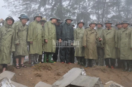 Phó Thủ tướng Chính phủ Trần Hồng Hà kiểm tra thực tế công tác phòng, chống cơn bão số 5 ở Hà Tĩnh.