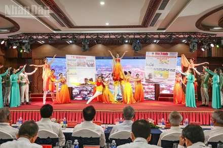 Tiết mục văn nghệ chào mừng lễ kỷ niệm.