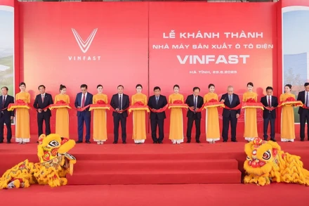 Các đại biểu thực hiện nghi thức cắt băng khánh thành nhà máy.