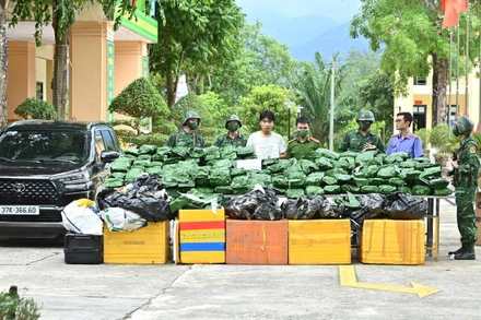 Đối tượng Phạm Ngọc Duy và tang vật vụ án.