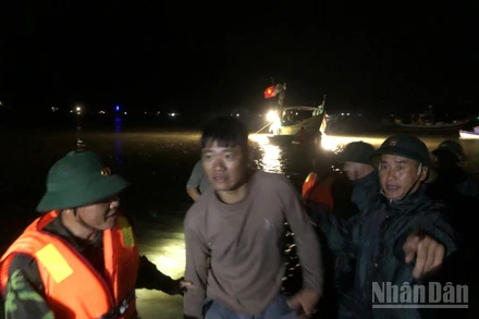 Toàn bộ 30 du khách và 4 thuyền viên được đưa vào bờ an toàn.