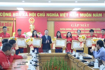 Các đồng chí lãnh đạo tỉnh Hà Tĩnh tặng bằng khen của Ủy ban nhân dân tỉnh cho các huấn luyện viên, vận động viên đạt thành tích cao tại SEA Games 33.