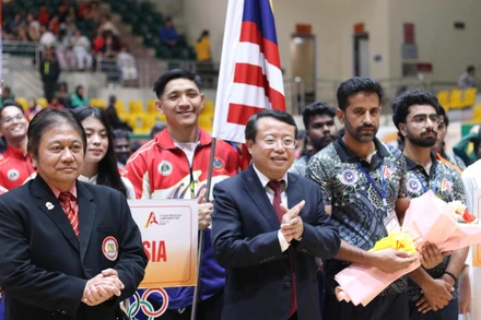 Đại diện Ban Tổ chức Giải Pencak Silat Châu Á 2025 tặng hoa chúc mừng trọng tài, vận động viên tham dự giải đấu.