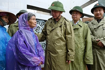 Phó Thủ tướng Trần Hồng Hà thăm hỏi gia đình bà Trần Thị Sách, gia đình chính sách ở xã Lộc Hà.