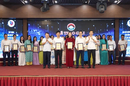 Đại diện lãnh đạo tỉnh Hà Tĩnh vinh danh 25 tác phẩm đạt giải báo chí viết về "Gương người tốt, việc tốt, các điển hình trong phong trào thi đua yêu nước và xây dựng nông thôn mới tỉnh Hà Tĩnh năm 2025".