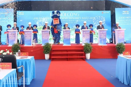 Đại diện lãnh đạo tỉnh Hà Tĩnh và chủ đầu tư thực hiện nghi lễ khởi công dự án.