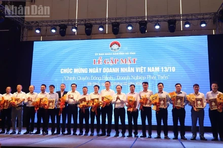 Các đồng chí lãnh đạo tỉnh Hà Tĩnh tặng hoa chúc mừng doanh nghiệp, doanh nhân trên địa bàn.