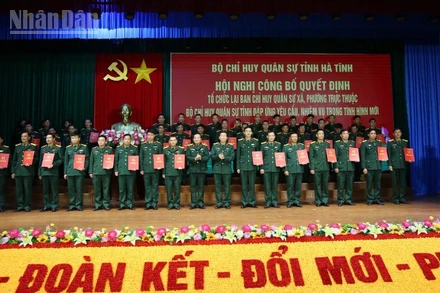 Các đồng chí đại diện lãnh đạo Quân khu IV, Bộ chỉ huy quân sự tỉnh Hà Tĩnh trao quyết định bổ nhiệm cho 69 Chỉ huy trưởng Ban chỉ huy quân sự xã, phường.