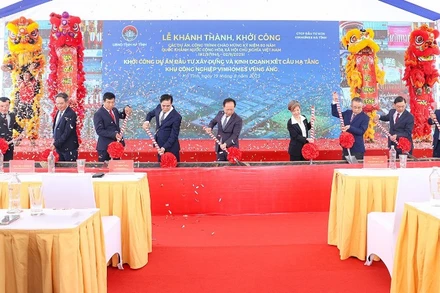 Các đồng chí lãnh đạo tỉnh Hà Tĩnh cùng nhà đầu tư thực hiện nghi thức động thổ dự án đầu tư xây dựng và kinh doanh kết cấu hạ tầng Khu Công nghiệp Vinhomes Vũng Áng.