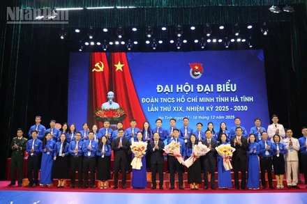 Các đồng chí lãnh đạo Trung ương Đoàn, tỉnh Hà Tĩnh tặng hoa chúc mừng Ban chấp hành Tỉnh đoàn khóa XIX.