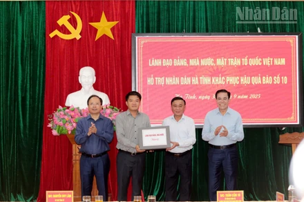 Đồng chí Trần Cẩm Tú trao tặng quà hỗ trợ của lãnh đạo Đảng, nhà nước cho nhân dân Hà Tĩnh.
