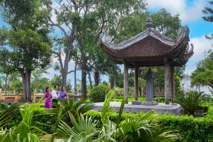 Đàn tế cụ Nguyễn Quỳnh nằm trong khuôn viên khu lưu niệm Đại thi hào Nguyễn Du.