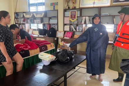 Các hộ dân vùng hạ du hồ Kẻ Gỗ được di dời đến nơi an toàn.