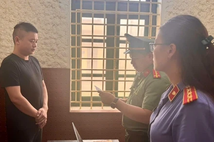 Cơ quan an ninh điều tra tống đạt quyết định khởi tố Trần Tiến Đạt.