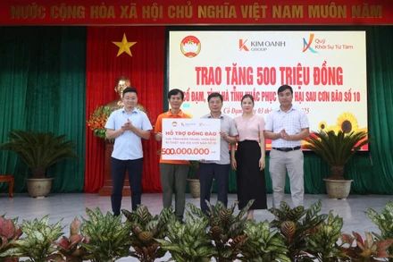 Đại diện Quỹ Khởi sự từ tâm và Văn phòng đại diện Báo Nhân Dân tại Hà Tĩnh trao tặng người dân xã Cổ Đạm 500 triệu đồng khắc phục hậu quả bão số 10.