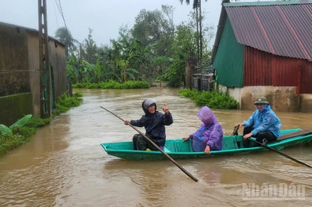 Đội xung kích các tổ dân phố phường Hà Huy Tập (Hà Tĩnh) hỗ trợ người già yếu, neo đơn sơ tán trong sáng 2/11.