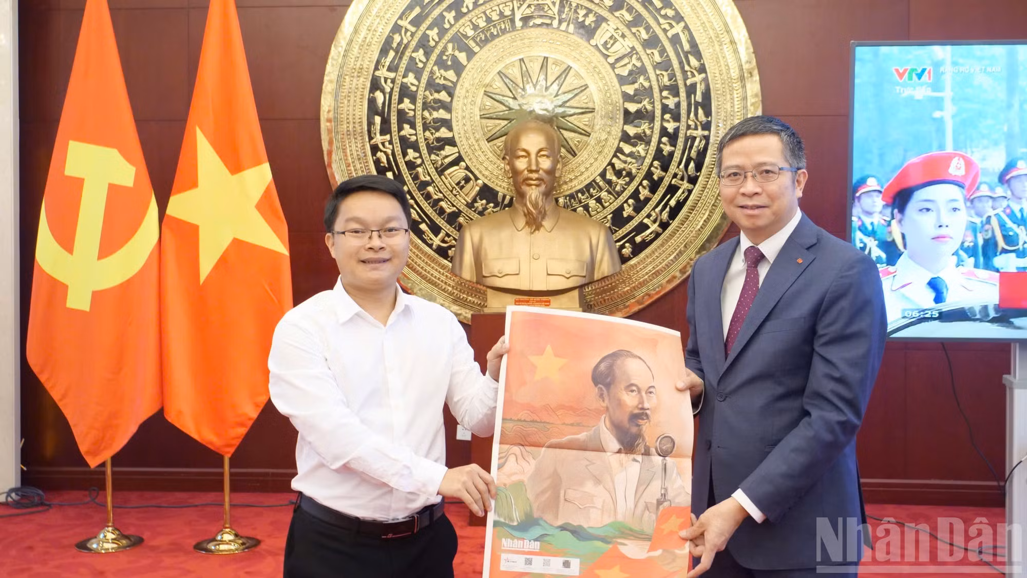 Đại diện Cơ quan thường trú Báo Nhân Dân tại Trung Quốc trao tặng phụ san đặc biệt tới Đại sứ Phạm Thanh Bình.