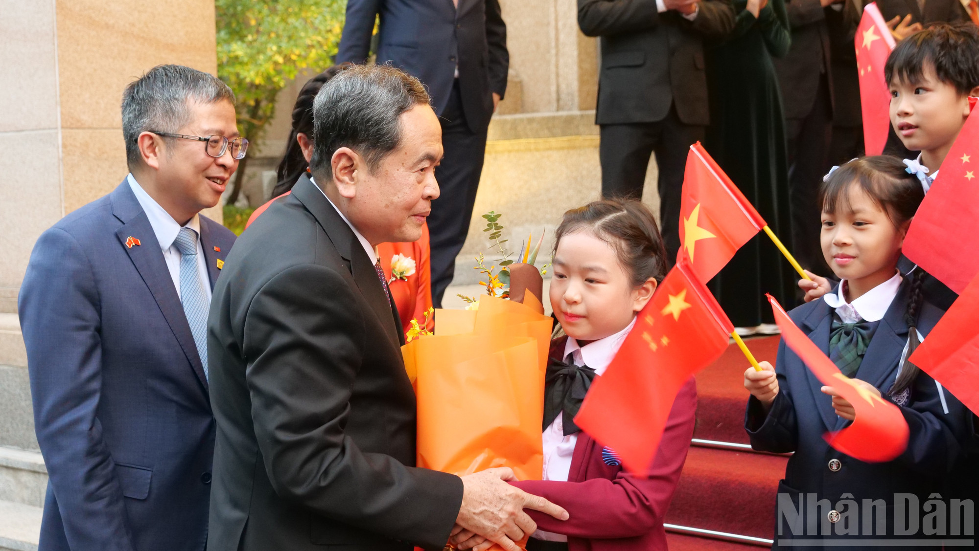 Chủ tịch Quốc hội Trần Thanh Mẫn với c&aacute;c ch&aacute;u thiếu nhi l&agrave; con em c&aacute;n bộ Đại sứ qu&aacute;n.